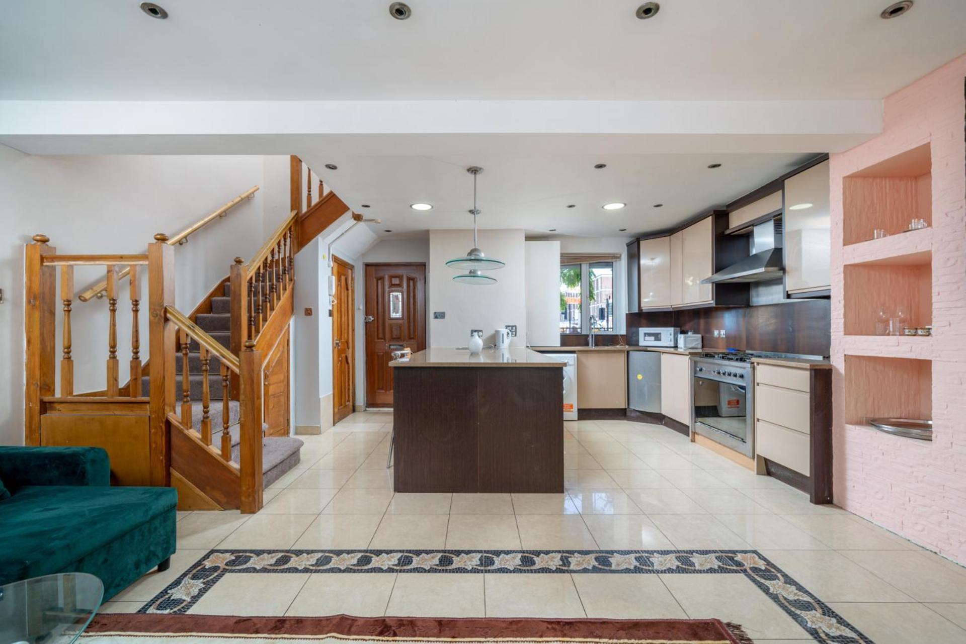 Beautiful 3 Bedroom Maisonette * Londra